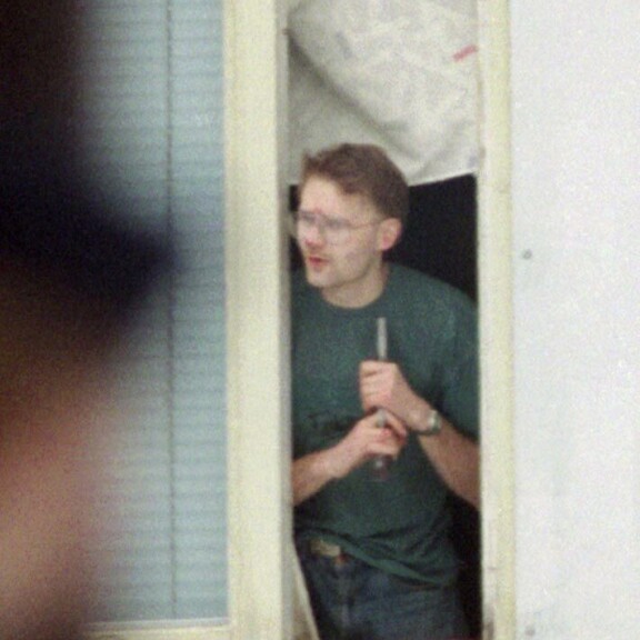 Oikea piiritys tapahtui maaliskuussa 1994 Lahden Metsäpellontiellä. Tulevassa Piiritys-sarjassa kuvataan tuotannollisista syistä Tampereella. Oikea piiritys tapahtui maaliskuussa 1994 Lahden Metsäpellontiellä. Tulevassa Piiritys-sarjassa kuvataan tuotannollisista syistä Tampereella.