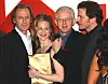Elokuvan luoja Richard Curtis (kuvassa toinen oikealta) ensi-iltatunnelmissa Bill Nighyn, Laura Linneyn ja Colin Firthin kanssa marraskuussa 2003.