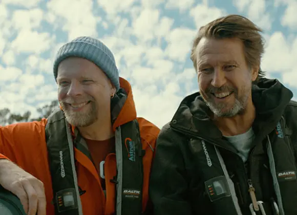 Martti Suosalo ja Ville Myllyrinne tähdittävät keski-ikäisten kaverikomediaa Sieniretki, jossa päät sekoitetaan taikasienillä – katso traileri