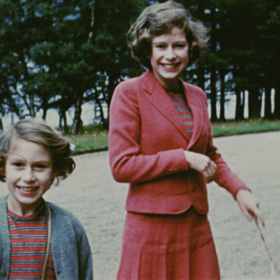 Kuvassa prinsessat Elisabet ja Margaret Balmoralissa vuonna 1939. Ellu