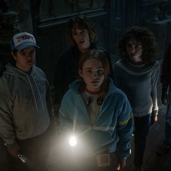 Steve (vas. Joe Keery), Dustin (Gaten Matarazzo), Robin (Maya Hawke), Max (etualalla, Sadie Sink), Nancy (Natalia Dyer) ja Lucas (Caleb McLaughlin) tutkivat teinien murhia. steve