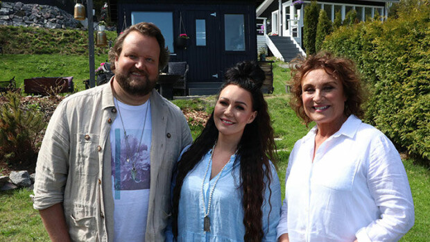 Sami Hedberg ja Saija Tuupanen esittelevät ylellisen kesämökkinsä tv:ssä – myöntävät paikan olevan melkoinen työleiri: ”Jos rehellisiä ollaan…” Saija Tuupanen