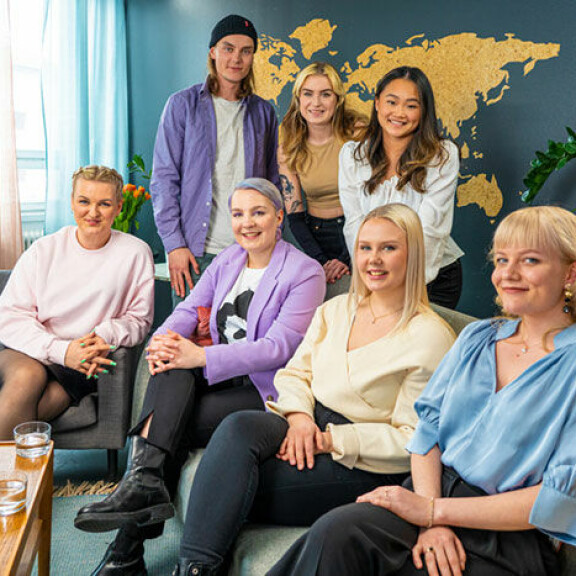 Au pairit Reunion -jaksossa Jenni Poikeluksen seuraksi studioon saapuivat Jussin lisäksi Jenni (Au pairit Panamassa), Annika (Au pairit Havaijilla), Ada (Au pairit Irlannissa), Mona (Au pairit Kanadassa) ja Talvikki (Au pairit Havaijilla). Jussi