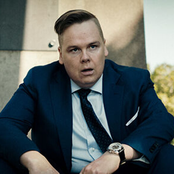 Antti Tuomas Heikkinen näyttelee TV1:llä 12.6. alkavassa Pysäyttäkää Nyqvist -sarjassa Pysäyttäkää Nyqvist