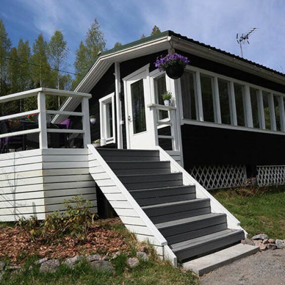 Sami Hedbergin ja Saija Tuupasen Raaseporissa sijaitsevan kesäpaikan rakennukset ovat ulkoa päin tummia sävytykseltään ja vaaleita sisustukseltaan. Mökki