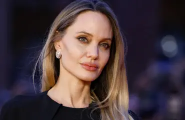 Angelina Jolie poistatti rintansa – näyttää nyt julkisesti arpensa