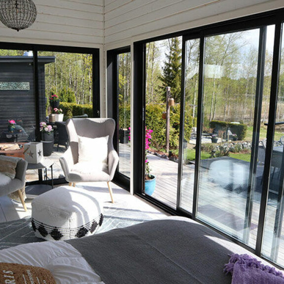 Päämökin lisäksi rannan läheisyydessä on vieraille ideaali majoitus. Sängystä voi ihailla kaunista järvimaisemaa. Paikka