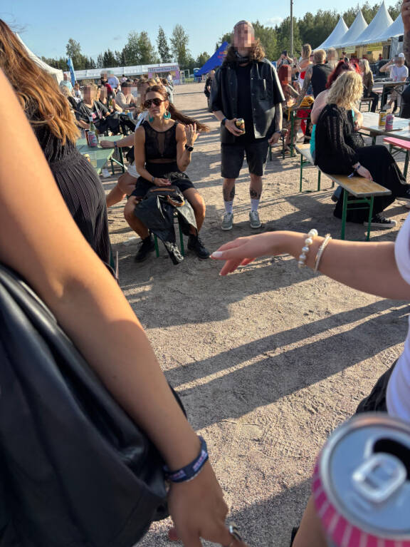 Ansku ja uusi rakas suutelivat kesällä festareilla. Nyt pari on avoliitossa.