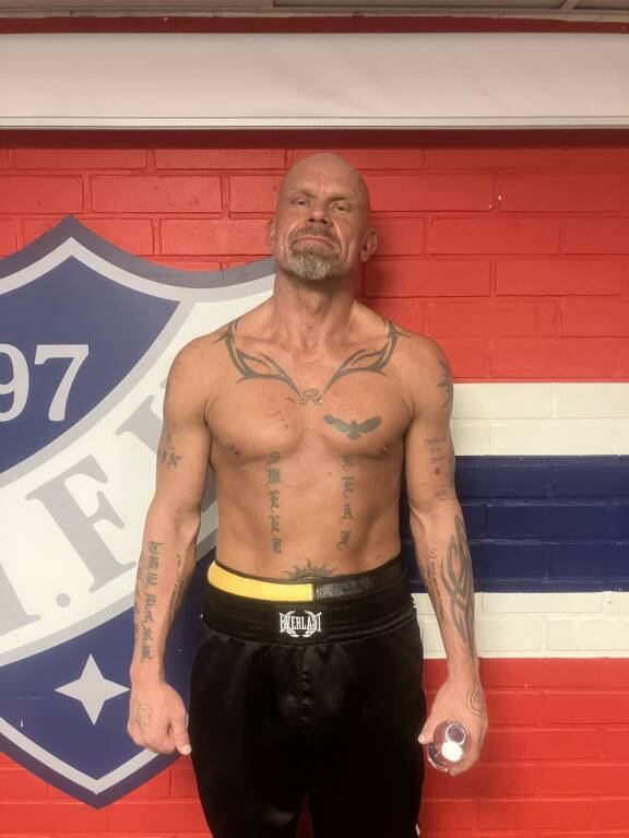 Jere Karalahti kohtasi F2F-tapahtuman pääottelussa Matias Niemen 27. syyskuuta 2025. Pari päivää myöhemmin Jere vangittiin, ja hän on ollut kiinni siitä lähtien.