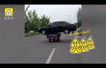 Mies keksi erikoisen tavan hinata autonsa - kuljetti sitä kolmipyöräisellä! Katso huikea video!