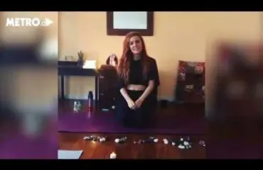 Tantrinen noita harjoittaa "seksitaikuutta" - vetää muun muassa ryhmämasturbaatiotunteja! Katso video!