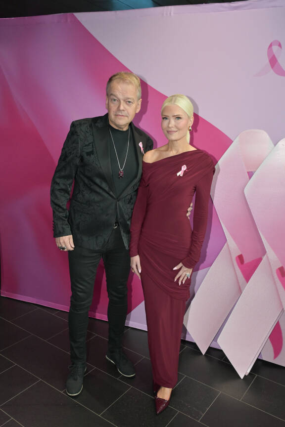 Jenna muutti Kurren kotiin, jossa ennen asuivat myös tämän lapset sekä edesmennyt vaimo. Jennan mukaan ensimmäiset yöt talossa olivat vaikeita.