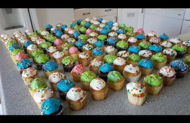 Herkkusuu ahmi 125 muffinia minuuteissa - sisälsivät yli 12 000 kaloria! Katso hurja video!