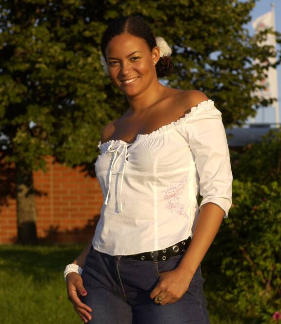 Lola on juontanut muun muassa Seinäjoen tangolaulukilpailuja itsensä Heikki Hietamiehen kanssa. Tämä kuva on vuodelta 2002.