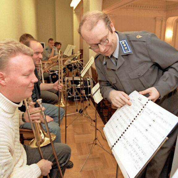 Raine on tuttu näky Linnan juhlissa. Kuvassa Kaartin soittokunnan pitkäaikainen johtaja ja päällikkö ohjeistamassa Kaartin Comboa Presidentinlinnassa joulukuussa 1996. Raine on tuttu näky Linnan juhlissa. Kuvassa Kaartin soittokunnan pitkäaikainen johtaja ja päällikkö ohjeistamassa Kaartin Comboa Presidentinlinnassa joulukuussa 1996.