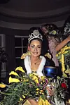 Karita Tykän (silloinen Tuomola) päähän aseteltiin tiara vuonna 1997 Miss Suomi -tittelin merkiksi.