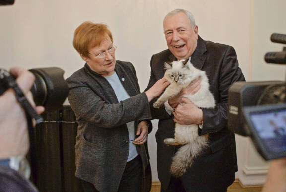 Meggi saapui Suomeen 2013 salamavalojen äärelle ja ärhenteli kuvaajille.