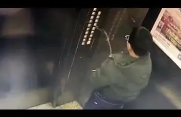 Karma iski - hississä virtsannut poika jäi ansaan! Katso video!