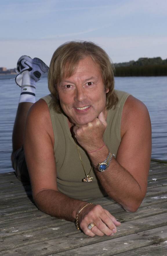 Danny silloisella kotipihallaan Helsingin Kuusisaaressa 2002.