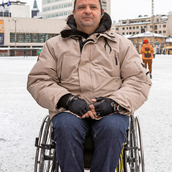 Hassan palasi paikalle, jossa hän osoitti uskomatonta rohkeutta taistelemalla terroristia vastaan. Hänen urhoollisuutensa viivytti murhaajaa merkittävästi ja säästi ihmishenkiä. Hassan palasi paikalle, jossa hän osoitti uskomatonta rohkeutta taistelemalla terroristia vastaan. Hänen urhoollisuutensa viivytti murhaajaa merkittävästi ja säästi ihmishenkiä.