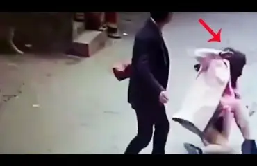Miespuolinen kauppias matkusti lähes tuhat kilometriä hakatakseen palvelusta valittaneen naisasiakkaan! Katso järkyttävä video!