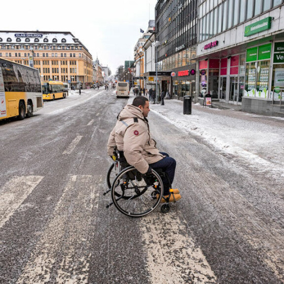 Pyörätuolista Hassan ei todennäköisesti pääse koskaan. Omin jaloin hän pystyy kävelemään vaivalloisesti vain muutamia metrejä. Pyörätuolista Hassan ei todennäköisesti pääse koskaan. Omin jaloin hän pystyy kävelemään vaivalloisesti vain muutamia metrejä.