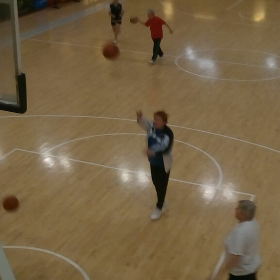 Susijengin paitaan sonnustautunut Tarja heitteli komeita heittoja. Susijengin paitaan sonnustautunut Tarja heitteli komeita heittoja.