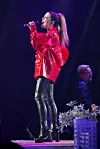 Jenni luotti nahkaan ja räväkkään punaiseen Vain elämää -konsertissa vuonna 2017. Hän tähditti sarjan All Stars -kautta samana syksynä.