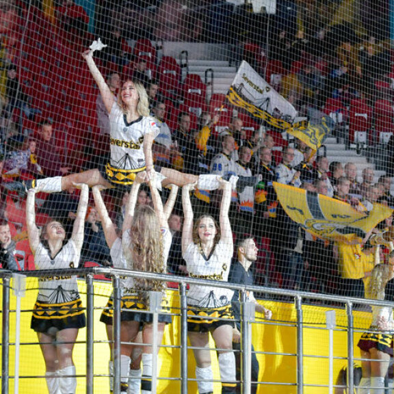 Nämä cheerleaderit loksauttavat leuat – ovatko nämä teollisuuskaupungin KHL-enkelit jopa Jokerien megahottiksia kuumempia? Kuumat kuvat ja video! KHL-joukkue Severstal Tsherepovetsin tanssitytöt tunnetaan nimellä Cheer Team Marhinos.
