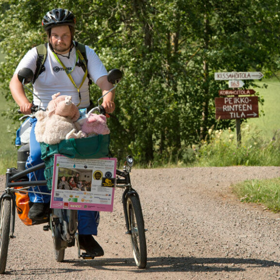 Petri, 42, on ystävyyden suurlähettiläs: levittää ilosanomaansa pyöräillen – ajanut jo yli 71 000 kilometriä! PETRI VIROLAINEN