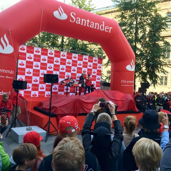 Kimi Räikkönen aiheutti hurjan hulabaloon Helsingissä, Robin-poika, 2, hurmasi kansan - kuvat ja video! Kimi Räikkönen ja Robin Räikkönen Santanderin järjestämässä yleistötapahtumassa Helsingin keskustassa.