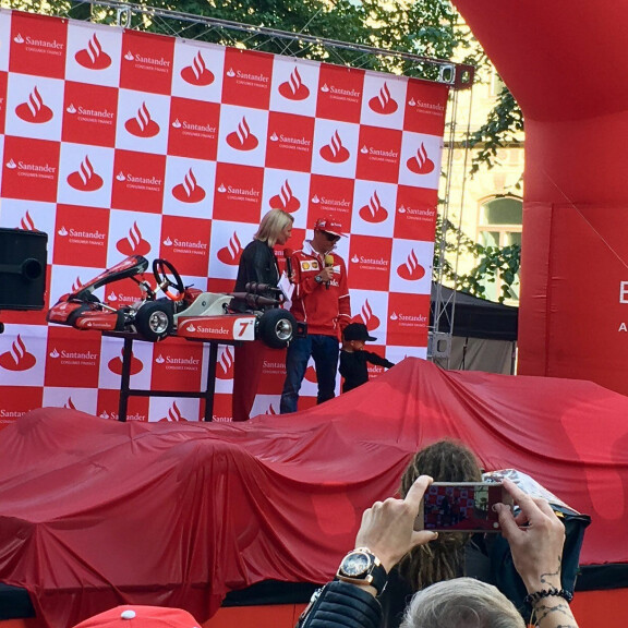Kimi Räikkönen aiheutti hurjan hulabaloon Helsingissä, Robin-poika, 2, hurmasi kansan - kuvat ja video! Kimi Räikkönen ja Robin Räikkönen Santanderin järjestämässä yleistötapahtumassa Helsingin keskustassa.