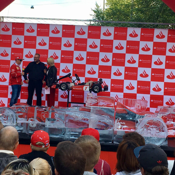 Kimi Räikkönen aiheutti hurjan hulabaloon Helsingissä, Robin-poika, 2, hurmasi kansan - kuvat ja video! Kimi Räikköselle paljastettiin jäinen Ferrari, joka on tarkka kopio italialaistallin F1-kilpa-autosta.