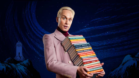 Näyttelijä Christoffer Strandberg juonsi kolme päivää kestänyttä lukumaratonia. Christoffer Strandberg pitää käsissään Muumi-kirjojen pinoa.