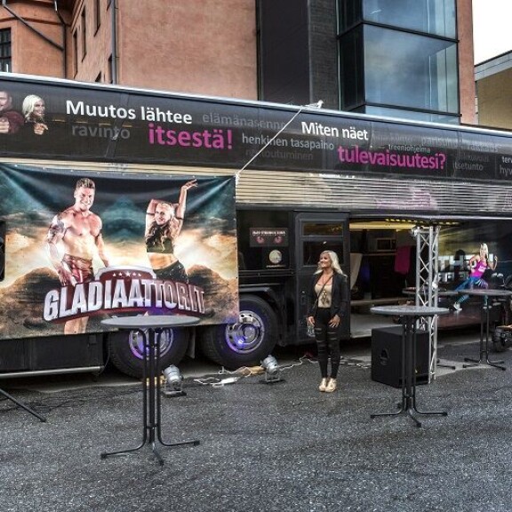 Gladiaattorit-pari Rita ja Aki Manninen esittelevät hulppean bussinsa: luksusta kaikilla herkuilla – kuvat ja video! Akin ja Ritan bussin erottaa kaukaa.
