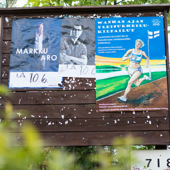 Seiskan jättireportaasi Markku Aron lavakeikalta: takana jo yli 6 200 esiintymistä! Markku Aron tanssilavakeikka Vesivehmaan Jenkkapirtillä.