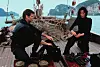 Pierce Brosnan ja Michelle Yeoh veneessä