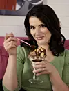 Nigella syömässä jäätelöä.