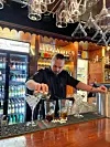 Arttu työskentelee vuoropäällikkönä ravintolassa. Hän on siis alkoholin kanssa tekemisissä työnsä puolesta, vaikka hän ei itse enää juo.