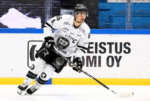 TPS:n kapteeni Tarmo Reunanen oli joutunut katsomoon jo ennen välikohtausta, sillä peliotteet eivät olleet täysin valmentajia miellyttäneet. Yhtä kaikki, lopullinen särö tuli seuran omissa harjoituksissa.