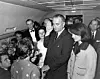 John F. Kennedyn kuolinpäivänä varapresidentti Lyndon B. Johnson vannoi virkavalansa Air Force One -lentokoneen matkustamossa. Hän halusi edeltäjänsä lesken Jacquelinen (kuvassa oikealla) seisovan rinnallaan historiallisena hetkenä. Johnsonin vasemmalla puolella hänen vaimonsa Lady Bird.