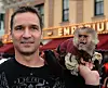Chiquita näytteli Jack-apinaa viidessä Pirates of the Caribbean -elokuvassa. Vieressä Chiquitan kouluttaja, John Webber.