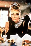 Audrey Hepburn elokuvassa Aamiainen Tiffanylla.