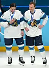 NHL-urallaan arviolta 30 miljoonaa euroa tienannut Artturi Lehkonen (oik.) saavutti olympiapronssia Leijonissa. Vieressä toinen NHL-miljonääri Erik Haula.