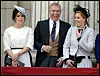 Prinsessat Eugenie ja Beatrice Andrew-isänsä kanssa Buckinghamin palatsin parvekkeella parempina aikoina vuonna 2013.