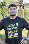 Häärijä eli Tomi Häppölä Käärijä-paita päällään.
