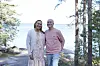 Marja Hintikka ja Mikko Vesanen mökin pihalla.