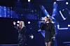 Anne Vihelä ja Saimi Raassina laulavat The Voice of Finlandin lavalla.