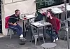 Shia menetti täysin malttinsa. Viereisessä pöydässä istunut henkilö ei tämän purkausta kuitenkaan säikähtänyt.
