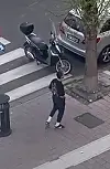 Näyttelijä jatkoi riehumistaan kahvilan ulkopuolella.
